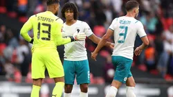 Nathan Ake con sus compañeros en Manchester City.