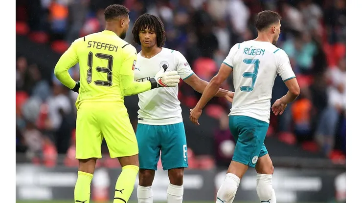 Nathan Ake con sus compañeros en Manchester City.