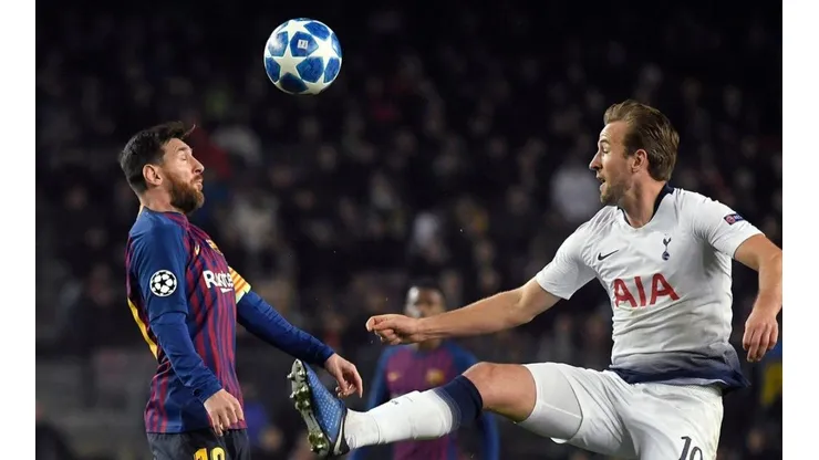 Lionel Messi y Harry Kane disputando un balón por la Champions League.