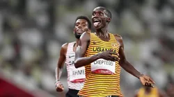 Joshua Cheptegei gana el oro en los 5000 metros masculino, tras la plata en los 10 mil.