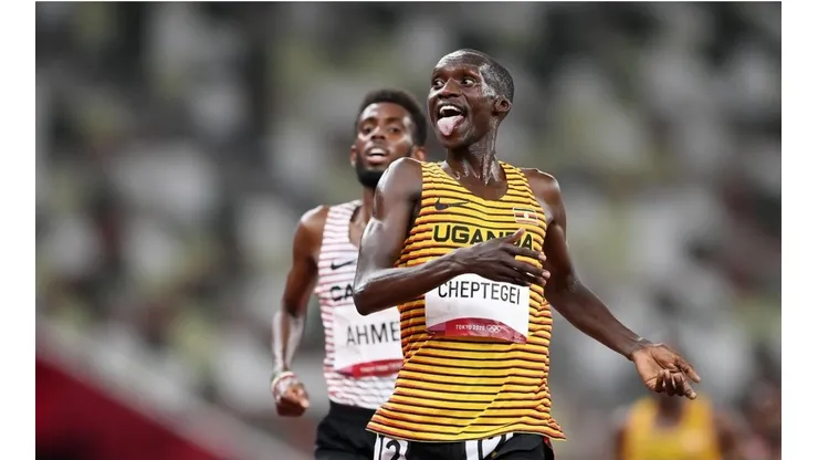 Joshua Cheptegei gana el oro en los 5000 metros masculino, tras la plata en los 10 mil.