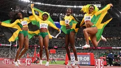Jamaica, con Elaine Thompson a la cabeza, gana el oro en relevo 4×100 metros femenino.