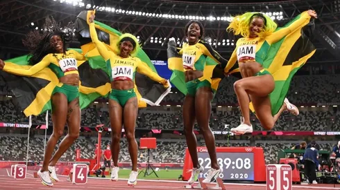Jamaica, con Elaine Thompson a la cabeza, gana el oro en relevo 4×100 metros femenino.