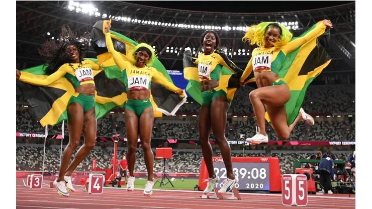 Jamaica, con Elaine Thompson a la cabeza, gana el oro en relevo 4×100 metros femenino.