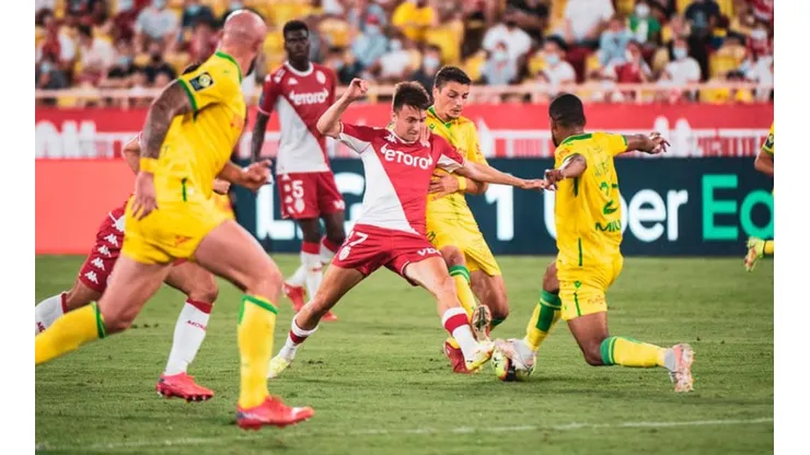 Acción de juego entre Mónaco y Nantes.
