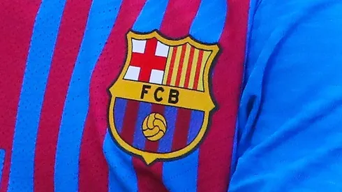 Escudo del Barcelona en la camiseta de la temporada 2021/22.