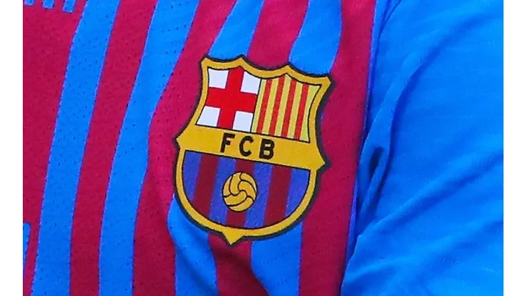 Escudo del Barcelona en la camiseta de la temporada 2021/22.