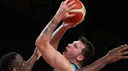 Luka Doncic ante la defensa francesa en Tokio.