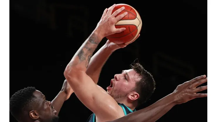 Luka Doncic ante la defensa francesa en Tokio.