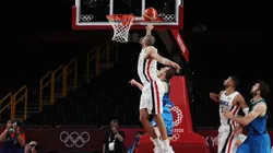 Nicolas Batum le tapó la pelota del partido a Klemen Prepelic.