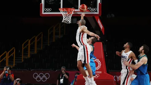 Nicolas Batum le tapó la pelota del partido a Klemen Prepelic.