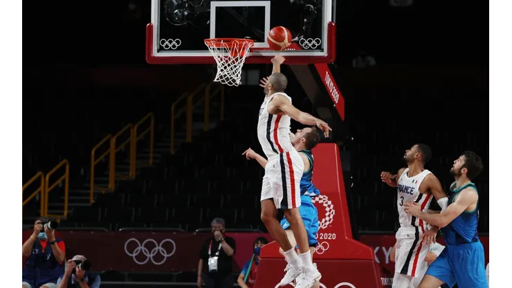 Nicolas Batum le tapó la pelota del partido a Klemen Prepelic.