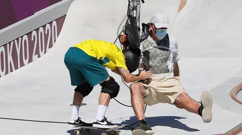 Kieran Woolley impactó con un camarógrafo que terminó en el suelo.