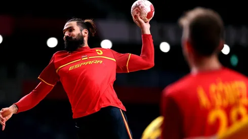 Jorge Maqueda Peno listo para ejecutar ante la mirada de su compañero, Aleix Gómez (Foto: Getty Images).