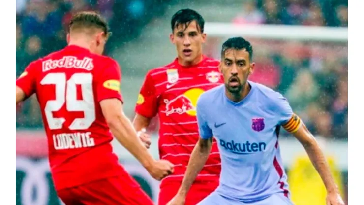 Sergio Busquets en acción de juego con Barcelona.