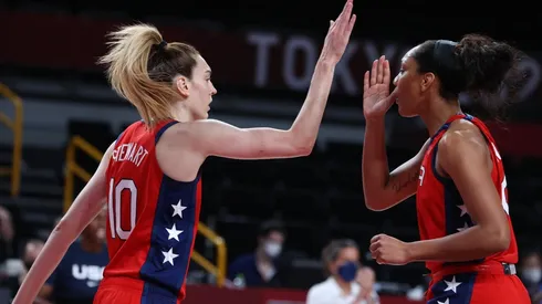Breanna Stewart y A'Ja Wilson lideran a Estados Unidos hacia las semifinales de Tokio 2020.