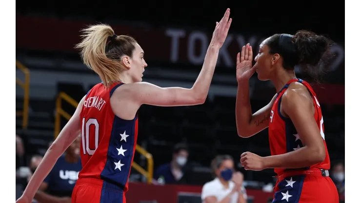 Breanna Stewart y A'Ja Wilson lideran a Estados Unidos hacia las semifinales de Tokio 2020.