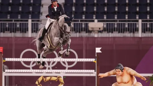 Una figura de un luchador de sumo, el terror de los caballos en las pruebas de Ecuestre.