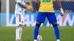 Acción de juego de la final de Copa América entre Brasil y Argentina.