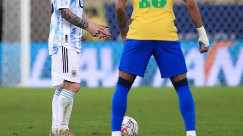 Acción de juego de la final de Copa América entre Brasil y Argentina.