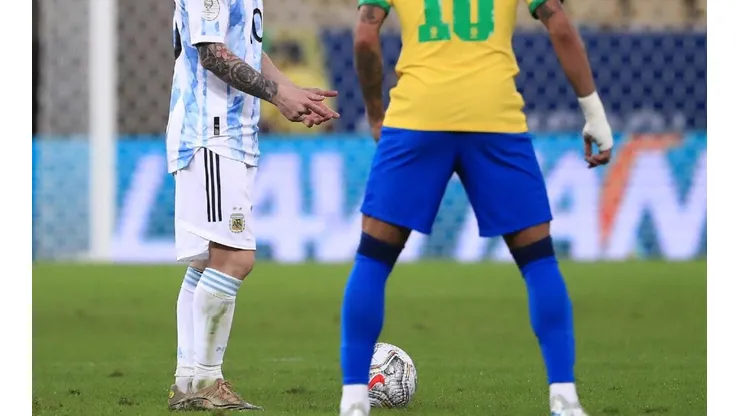 Acción de juego de la final de Copa América entre Brasil y Argentina.