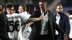 Paolo Maldini junto a los jugadores del AC Milan.