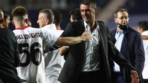 Paolo Maldini junto a los jugadores del AC Milan.
