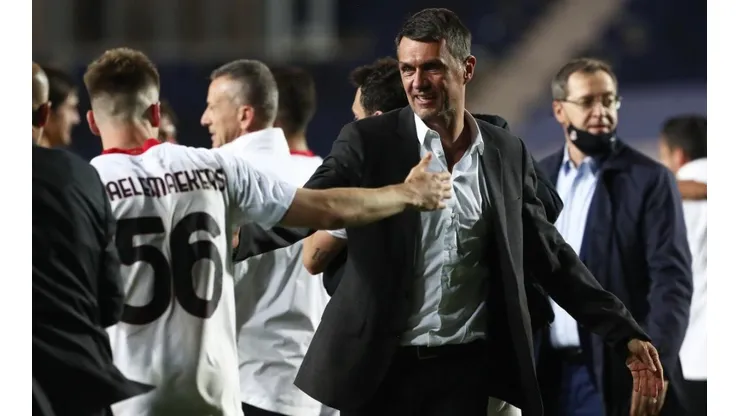 Paolo Maldini junto a los jugadores del AC Milan.