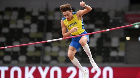 Armand Duplantis gana la final del Salto con Garrocha en Tokio 2020.