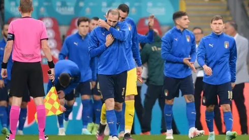 Jugadores de Italia calentando antes de la final de la Euro.