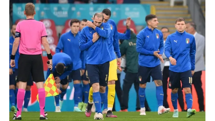 Jugadores de Italia calentando antes de la final de la Euro.