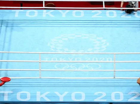¡Se volvió loco! Lo descalificaron, golpeó la cámara y se sentó en el ring durante media hora