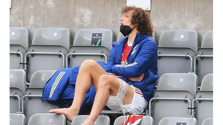 David Luiz en el banco del Arsenal.