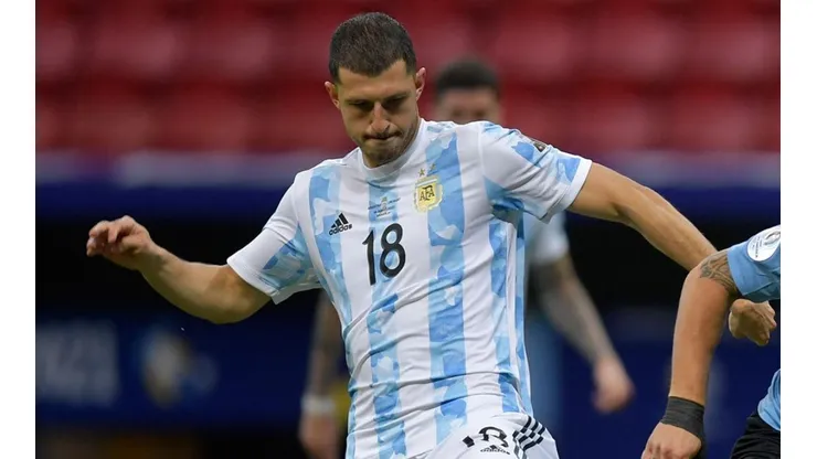 Guido Rodríguez en acción con Argentina.