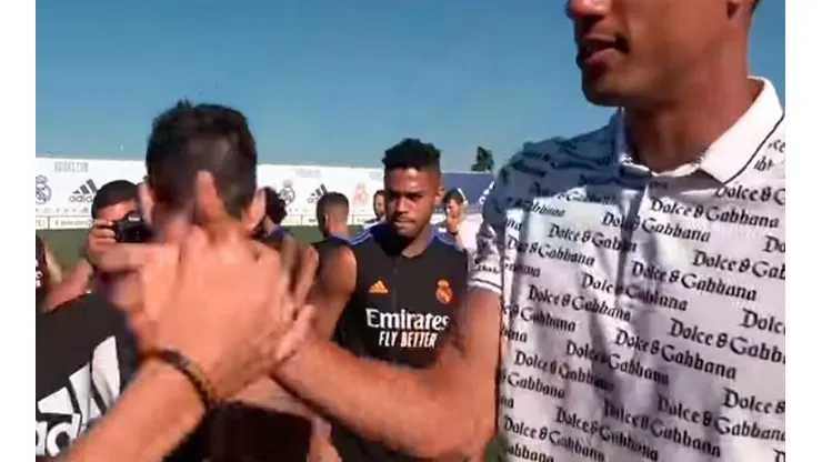 El momento incómodo para Mariano en la despedida de Varane.