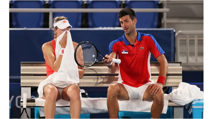 Novak Djokovic, junto a su pareja en el Dobles Mixto serbio, Nina Stojanovic.
