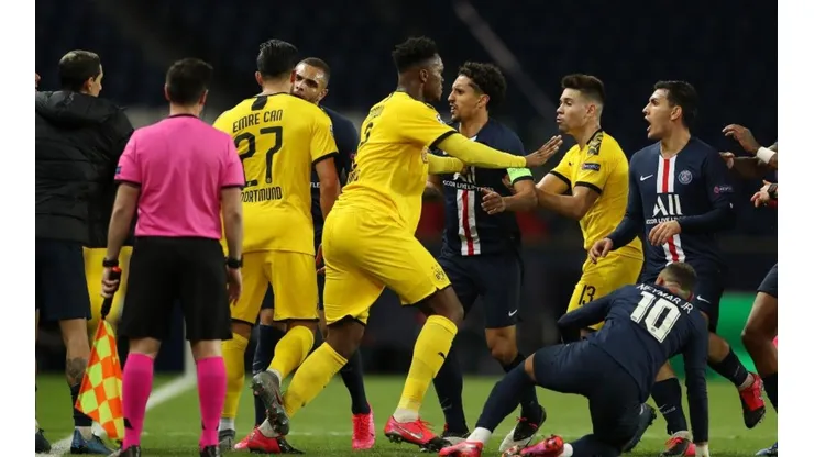 Pelea entre jugadores del Dortmund y PSG.