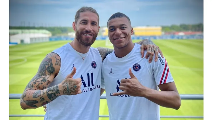 Sergio Ramos y Kylian Mbappé durante un entrenamiento del PSG.