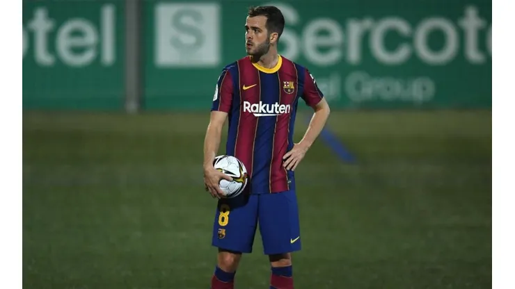 Miralem Pjanic durante un encuentro con Barcelona.