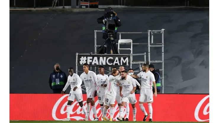 Jugadores de Real Madrid festejan un gol.