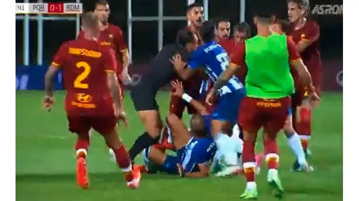 Momento del amago de bronca entre Porto y Roma.