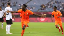 Gol en contra de Henrichs celebrado por los marfileños.