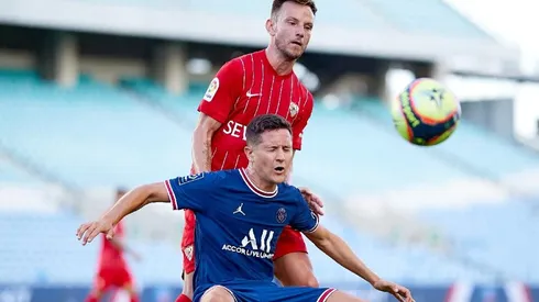 Acción de juego entre Sevilla y PSG.