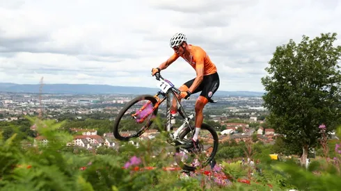 Mathieu Van der Poel debió abandonar la competencia de cross country.