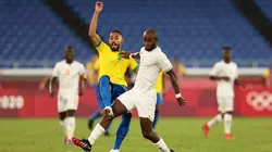 Disputa de balón entre Brasil y Costa de Marfil en Tokio.