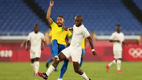 Disputa de balón entre Brasil y Costa de Marfil en Tokio.