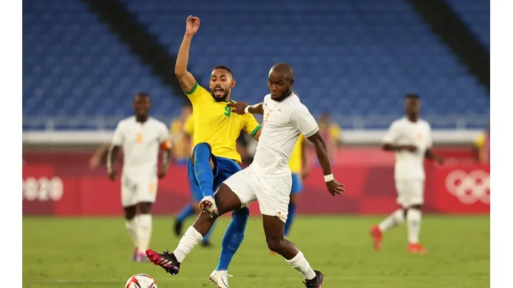 Disputa de balón entre Brasil y Costa de Marfil en Tokio.