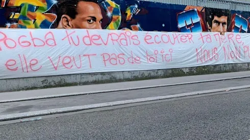 Pancarta contra Paul Pogba.