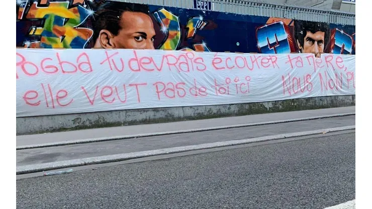 Pancarta contra Paul Pogba.