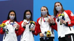 El gesto de las nadadoras canadienses en la entrega de medallas.